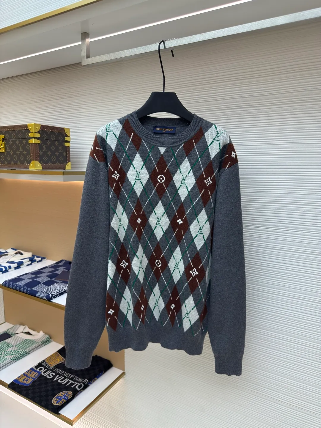 LOUIS VUITTON diamond check crew neck sweater ●Item number: 1680039-B10 ●Fabric: wool fabric ●Technology: knitting ●Version: fitted version ●Weight: about 690 grams ●Size: XS-S-M-L ●Description: The wool material is made of 48/2 fine count 50% Basulan worsted wool yarn, and is woven with a 3-color jacquard technique on a 14-gauge wool loom imported from Germany. The pattern is purely hand-drawn. It takes 290 minutes for a single piece. The fabric piece needs to be stitched and then dismantled and embroidered by hand. The embroidery uses a high-speed embroidery machine for positioning embroidery. The back is spliced with turtle back with Hassel thread, and it is customized with three-label washing. The overall wiring is straight and delicate, the fabric is comfortable and soft, and the color is consistent without color difference. It can be matched with the same style to create a fashionable look and control various occasions. Customized accessories, complete with three standards, same style for men and women!